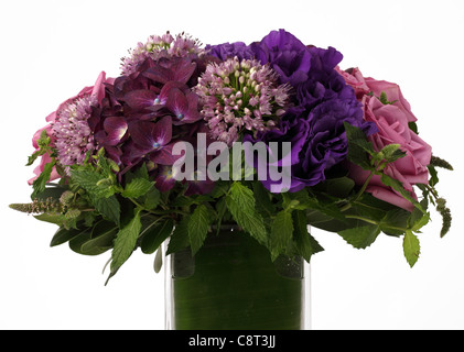 Eine Nahaufnahme von einem bunten Blumenstrauß in einer Vase. Rosa Rosen, lila Hortensie, Alliums, lebendige lila unbekannten Stockfoto