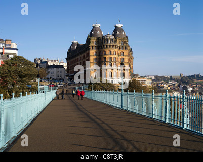 dh Grand Hotel Spa Bridge SCARBOROUGH NORTH YORKSHIRE Victorian Spa Hotel People Walking Bridges Resort großbritannien Stockfoto