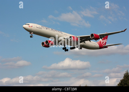 Virgin Atlantic Airways Airbus A340-600 4 Motor lange Reihe Verkehrsflugzeug Ansatz von London Heathrow Stockfoto