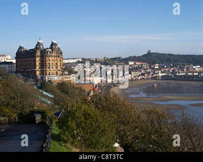 Dh South Bay Scarborough North Yorkshire im Grand Hotel mit Blick auf die Stadt Bay Beach am Meer Englisch uk Stockfoto