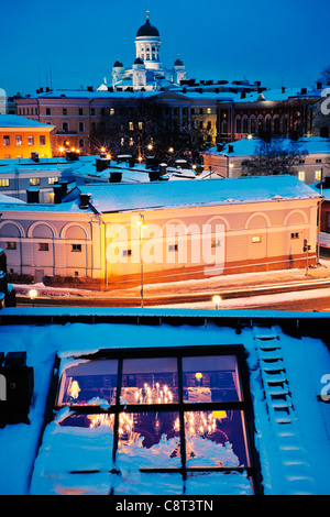 Helsinki - Dach des Restaurants, Pohjoisesplanadi-Straße und lutherische Kathedrale blau Stockfoto