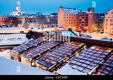 Übernachtung in Helsinki, Pohjoisesplanadi-Straße und die lutherische Kathedrale Stockfoto