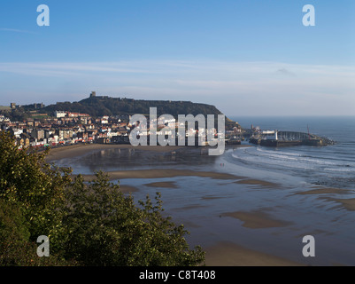 dh South Bay SCARBOROUGH NORTH YORKSHIRE Strand Küstenstadt bay Harbour und Scarborough Castle Englisch Stockfoto