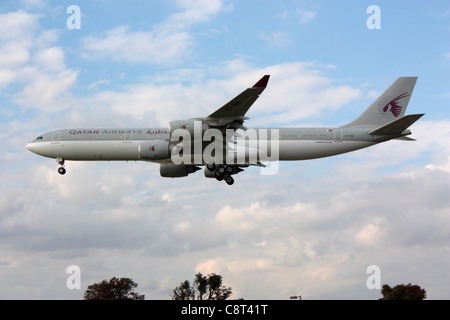 Katar des Emirs Flight Airbus A340-500 VIP-Transport jet Ansatz von London Heathrow Stockfoto