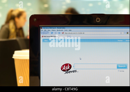Die Ask Jeeves Website erschossen in einem Coffee-Shop-Umfeld (nur zur redaktionellen Verwendung: print, TV, e-Book und redaktionelle Webseite). Stockfoto