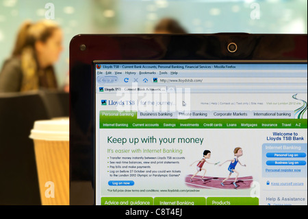 Die Lloyds TSB Website erschossen in einem Coffee-Shop-Umfeld (nur zur redaktionellen Verwendung: print, TV, e-Book und redaktionelle Webseite). Stockfoto