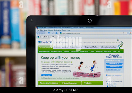 Die Lloyds TSB Website erschossen vor einem Bücherregal-Hintergrund (nur zur redaktionellen Verwendung: print, TV, e-Book und redaktionelle Webseite). Stockfoto