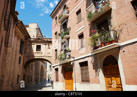 Enge Straße in der Altstadt. Valencia, Spanien. Stockfoto