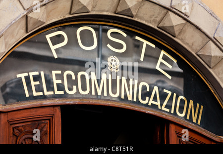 Nahaufnahme eines Zeichens Postamt in Italien Stockfoto