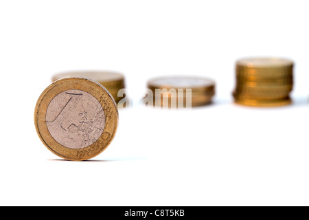 1 Euro Münze vor Euro-Münzen, die isoliert auf weißem Hintergrund. Stockfoto