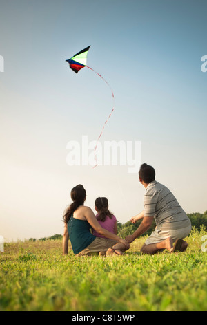 Familie beobachten Drachen im Himmel Stockfoto