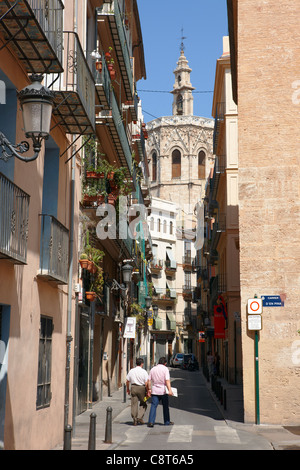 Menschen zu Fuß entlang der engen Gassen in der Altstadt. Valencia, Spanien. Stockfoto