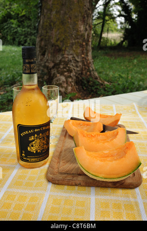 Flasche Pineau des Charentes, einem regionalen Aperitif gemacht im Département Charente, Frankreich Stockfoto