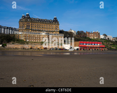 dh South Bay Beach SCARBOROUGH NORTH YORKSHIRE Großbritannien The Grand Hotel Scarborough und Olympia Leisure Vergnügungen großbritannien Stockfoto