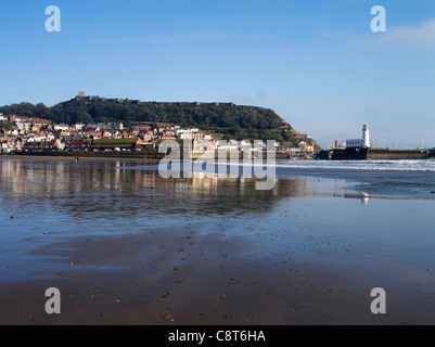 dh South Bay SCARBOROUGH NORTH YORKSHIRE Küste Stadt Strand Bay harbour Scarborough Castle Stockfoto