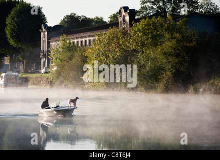 Ein Mann auf einem Boot geht durch das Cognac-Haus der Tiffon, am Ufer des Fluss, Jarnac, Charente Departement Charente, Frankreich Stockfoto