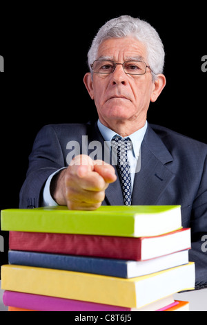 Oberlehrer Porträt hinter einige Bücher zeigen Ihnen (isoliert auf schwarz) Stockfoto