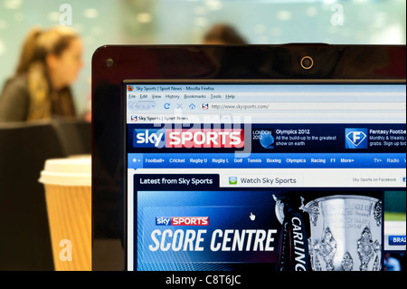 Die Sky Sports Website erschossen in einem Coffee-Shop-Umfeld (nur zur redaktionellen Verwendung: print, TV, e-Book und redaktionelle Webseite). Stockfoto