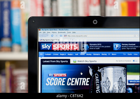 Die Sky Sports Website erschossen vor einem Bücherregal-Hintergrund (nur zur redaktionellen Verwendung: print, TV, e-Book und redaktionelle Webseite). Stockfoto