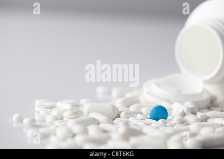Nahaufnahme der Pillen aus Pille Flasche Stockfoto