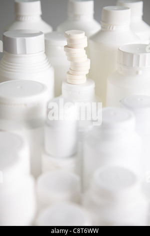 Nahaufnahme der Pille Flaschen zusammen mit Stapel weiße Tabletten Stockfoto