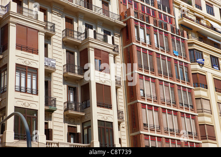 Nahaufnahme eines mehrstöckigen Wohngebäudes mit Balkonen in der Altstadt von Valencia, Spanien. Stockfoto