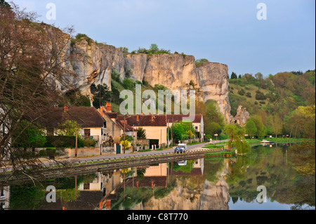 Die Rochers du Saussois und der Canal du Nivernais, am Fluss Yonne in der Nähe von Merry Sur Yonne Stockfoto