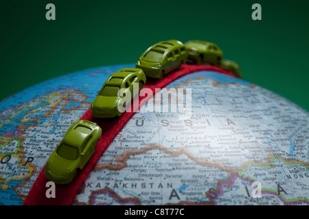 Globus und Spielzeugautos Stockfoto