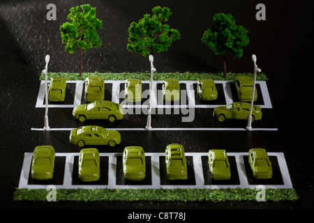 Spielzeugautos mit Straßen- und Bäume Stockfoto