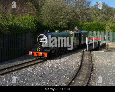 dh Scalby Mill SCARBOROUGH NORTH YORKSHIRE North Bay Railway Dampflokomotive Zug auf Bahndrehscheibe großbritannien Stockfoto