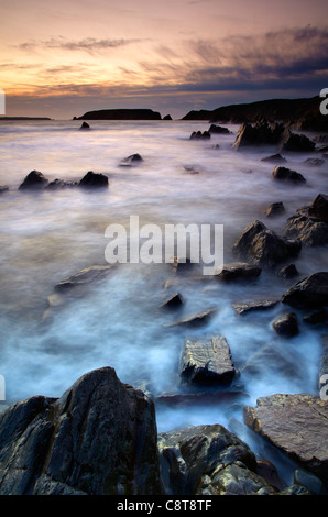 Marloes Sands mit Blick auf Gateholm Island und Skokholm Island, Dämmerung. Stockfoto