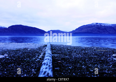 Blick auf einem schottischen Loch Linnhe von einem Pier auf der Suche nach einem Seil in die Berge in der Ferne, gespickt mit Schnee. Stockfoto