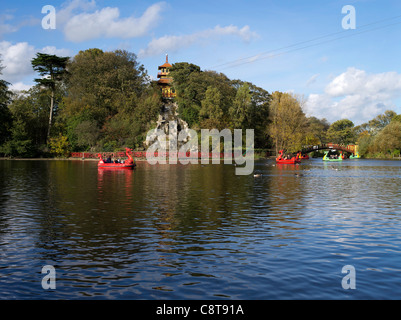 dh Peasholm Park SCARBOROUGH NORTH YORKSHIRE Paddelboote auf Peasholm See und Insel Pagode Stockfoto