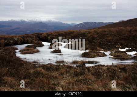 Gefrorenes Wasser auf einem Berg in Schottland Stockfoto