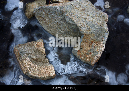 Felsen in einem gefrorenen Bach Stockfoto