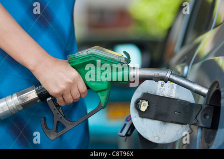 Frau, die ein Auto mit Benzin tanken. UK Stockfoto