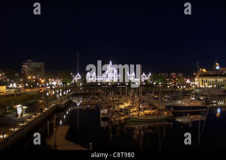 Parlamentsgebäude von den Inner Harbour in Victoria BC Kanada in der Nacht Stockfoto