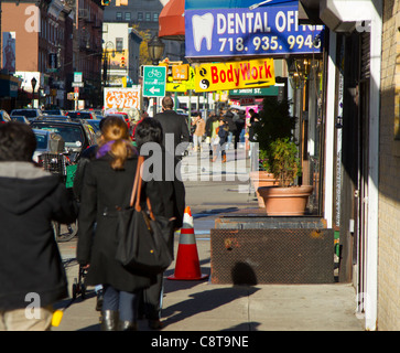 Menschen zu Fuß auf dem Bürgersteig in Brooklyn, New York Stockfoto