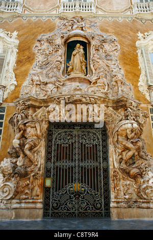 Komplizierte Zusammensetzung aus Marmor am Eingang zum Palast des Marquis von Dos Aguas. Valencia, Spanien. Stockfoto