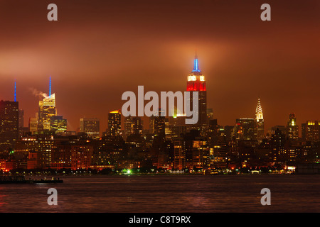 USA, New York City, Manhattan Skyline bei Nacht Stockfoto