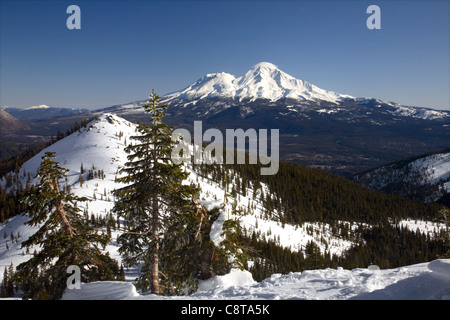 Kalifornien - Winter Blick auf Mount Shasta aus die Burg Felsen Wilderness Area im Shasta-Dreiheit National Forest. Stockfoto