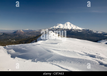 Kalifornien - Winter Blick auf Mount Shasta aus die Burg Felsen Wilderness Area im Shasta-Dreiheit National Forest. Stockfoto