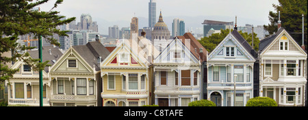 Painted Ladies Reihenhäuser von Alamo Square mit San Francisco Skyline Panorama Stockfoto