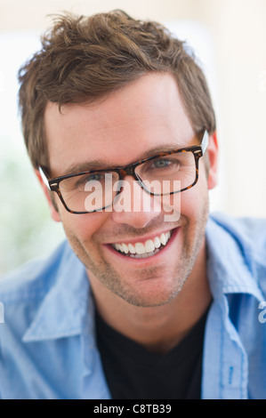 USA, New Jersey, Jersey City, Porträt junger Mann mit Brille Stockfoto