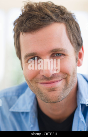 USA, New Jersey, Jersey City, Porträt des jungen Mann lächelnd Stockfoto
