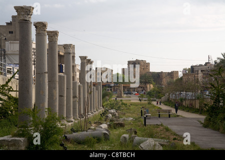Antike römische Säulen an der archäologischen Stätte von Byblos mit einer Kreuzritterburg im Hintergrund, Libanon. Stockfoto