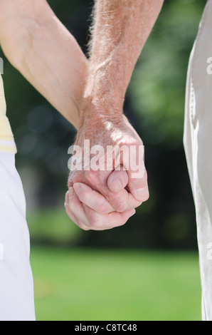 USA, New York State, Old Westbury, Senior paar Hand in Hand, close-up Stockfoto