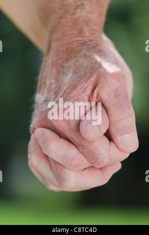 USA, New York State, Old Westbury, Senior paar Hand in Hand, close-up Stockfoto