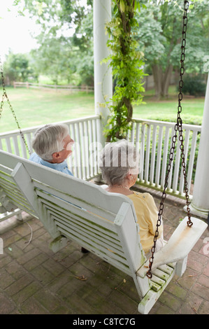 USA, New York State, Old Westbury, Senior paar sitzt auf der Veranda-Schaukel Stockfoto