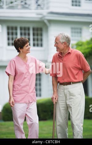 USA, New York State, Old Westbury, Senior Mann und Pflege Assistent Wandern im Hinterhof Stockfoto